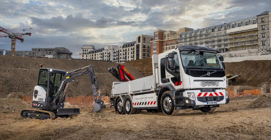 ERSTE GEMEINSAME AUSLIEFERUNG VON ELEKTRISCHEN PRODUKTEN VON VOLVO CE UND VOLVO TRUCKS IN FRANKREICH